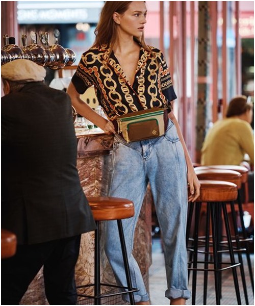 Với một buổi trưa ở bãi biển, quần jeans dáng rộng và sơ mi họa tiết nhiệt đới là đủ.    
