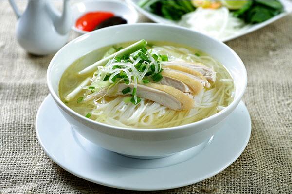 Phở gà rất tốt cho sự phát triển của trẻ khi ăn vào bữa sáng