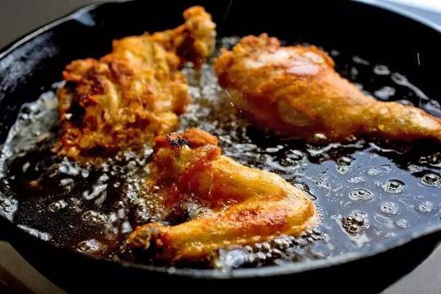 Dùng dầu ăn chiên đi chiên lại sẽ dễ gây ung thư