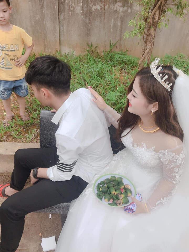 Cậu em khóc nức nở trong ngày chị đi lấy chồng.