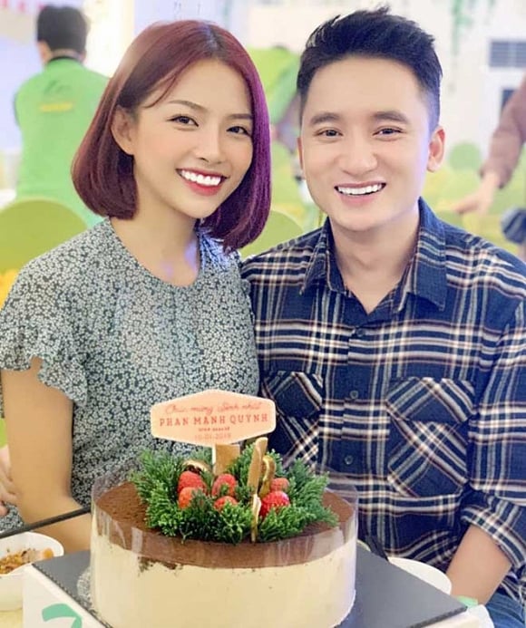 Phan Mạnh Quỳnh và bạn gái sẽ tổ chức Quatrian shbet hiện đang mở đúng ngày kỉ niệm 4 năm yêu nhau.  