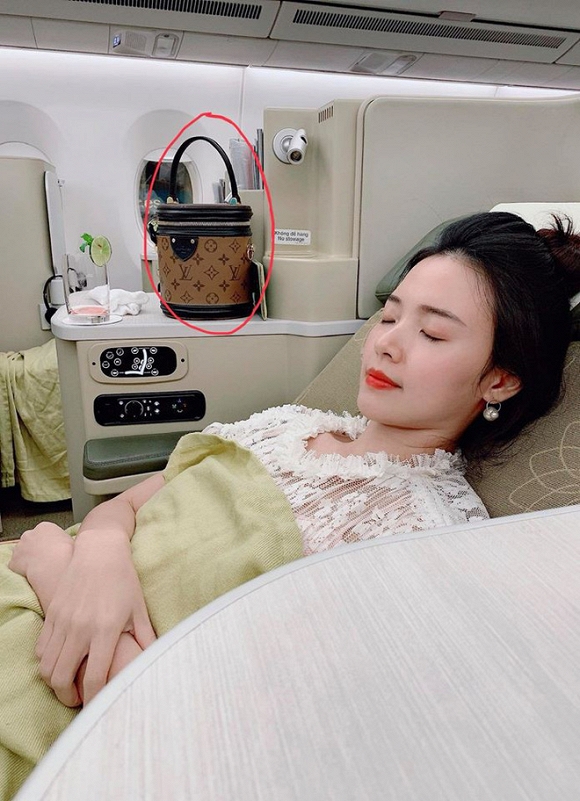 Vì bất cẩn, Midu đã suýt đánh mất túi xách cùng hơn 120 triệu tiền mặt ở Hàn Quốc.    