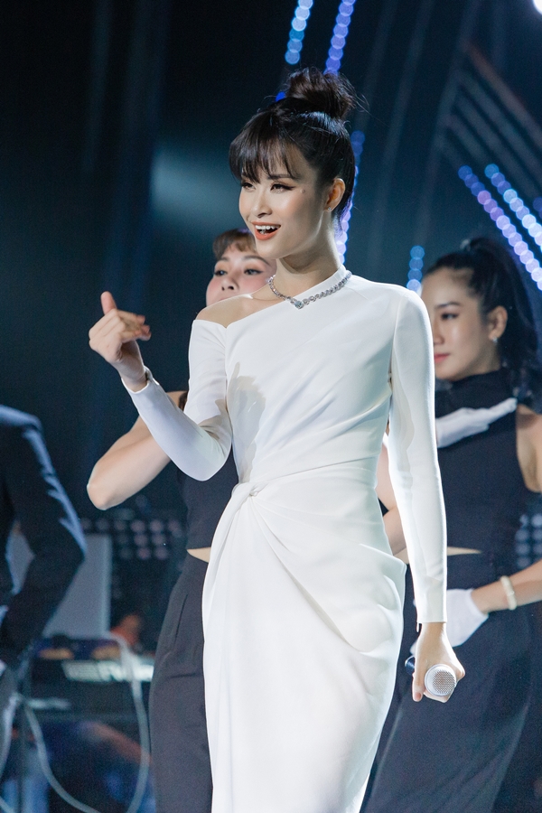Mở đầu chương trình, Đông Nhi hát 'We belong together'.    