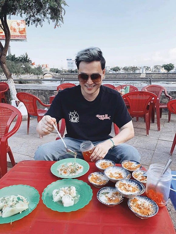 Quang Vinh thường xuyên đi du lịch khám phá nhiều địa điểm đẹp, đồ ăn ngon.    