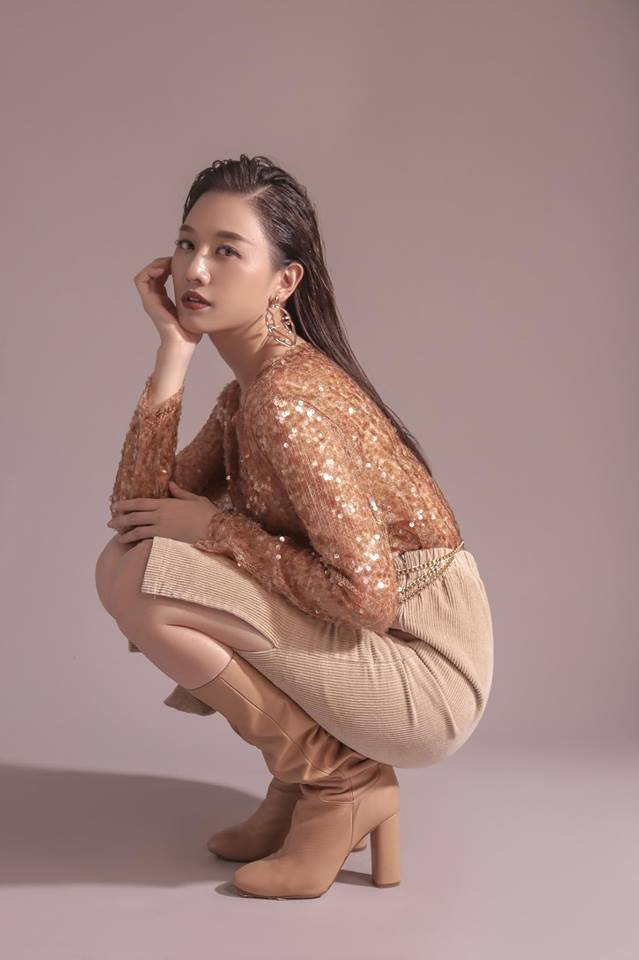 Cách tạo dáng của Hari Won trong bộ ảnh mới gây chú ý.