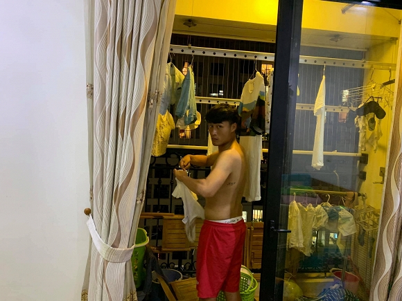 Mạc Hồng Quân cởi trần phơi đồ cho vợ và con trai trông rất bình dị.