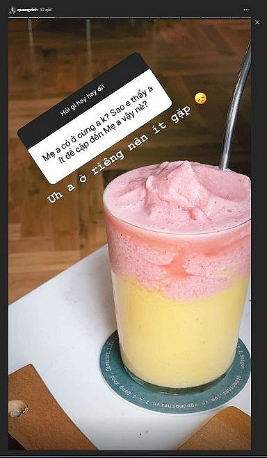 Fan phát hiện Quang Vinh ít chia sẻ về mẹ. Nam ca sĩ tiết lộ do anh ở riêng nên ít gặp.    