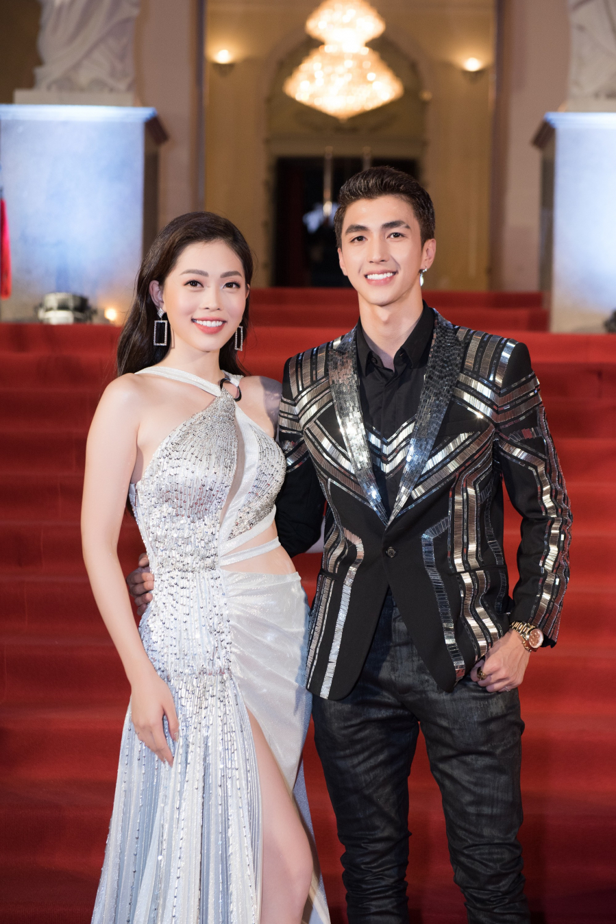 Đồng hành cùng Phương Nga trên thảm đỏ không chỉ có hội chị em là còn có bạn trai là diễn viên Bình An.    
