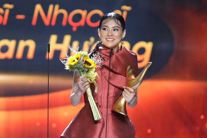 Bùi Lan Hương không tin cô được vinh danh ở hạng mục 'Nghệ sĩ mới của năm' vì chỉ mới theo đuổi ca hát chuyên nghiệp hơn một năm nay.    