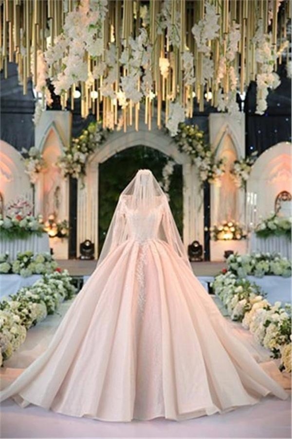 Hai chiếc váy được cô dâu mặc trong Quatrian shbet hiện đang mở.