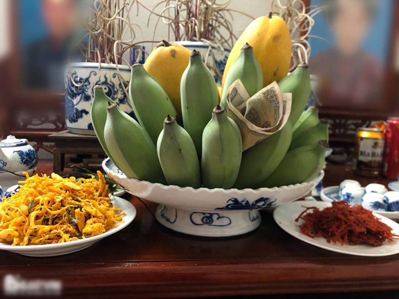 Cô nàng mua gà khô, bò khô về cúng giỗ gây 'bão' mạng.