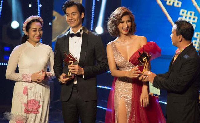 Kim Tuyến gợi cảm khi nhận giải Cánh Diều Vàng 2018.    