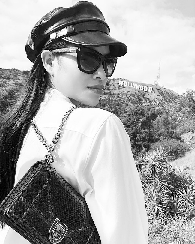 Trước kia, style của Phạm Hương chỉ dừng lại ở mức nhẹ nhàng, nữ tính, dễ nhìn chứ chưa vượt trội đến ngưỡng có thể truyền cảm hứng cho những người yêu thời trang. Thậm chí đôi khi, do cách nhấn nhá phụ kiện ngẫu hứng, thiếu hài hòa, tinh tế mà nàng hậu còn biến vẻ ngoài của mình trở nên sến sẩm đôi chút.    
