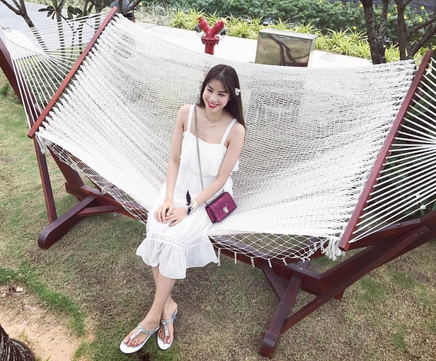 Tuy nhiên, Phạm Hương của hiện tại đã khác, dù cũng diện lên mình những set đồ tuyền màu trung tính nhưng nàng hậu không hề nhạt nhòa như trước kia mà trái lại, style của cô cá tính, sang chảnh hơn hẳn và chìa khóa chính là sự ưu ái dành cho gam màu đen – bảo chứng cho vẻ ngoài thời thượng tuyệt đối. 