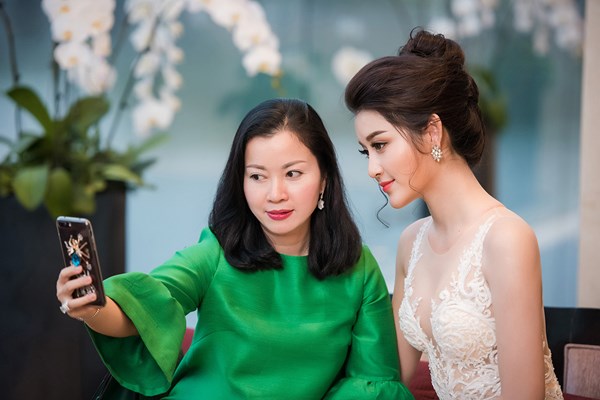Trên trang facebook cá nhân, mẹ Huyền My thường xuyên chia sẻ những khoảnh khắc đời thường, đi sự kiện, tạo dáng vui nhộn cùng con gái xinh đẹp.    