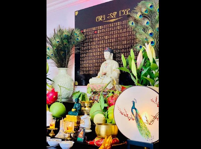 Không chỉ thế, nữ danh gài còn bày trí thêm các mâm hoa quả, thỉnh thêm tượng phật gỗ quý cho thêm phần trang trọng.    