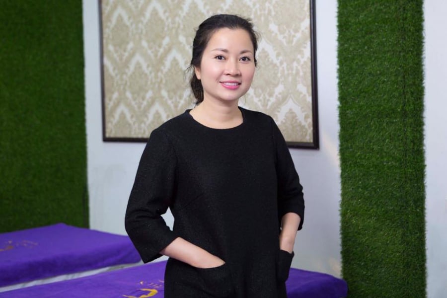 Được biết, mẹ Huyền My tuy rất bận rộn với việc điều hành một trung tâm thẩm mỹ ở Hà Nội nhưng vì thương con gái vất vả, cho nên, mẹ Á hậu luôn cố gắng sắp xếp thời gian để ở bên và hỗ trợ con mỗi lần tham gia sự kiện lớn, nhỏ, hay đi làm từ thiện ở xa.    