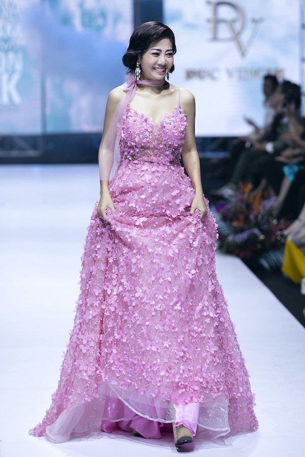 Mai Phương xuất hiện rạng rỡ trên sàn catwalk tại Tuần lễ thời trang Việt Nam 2019.