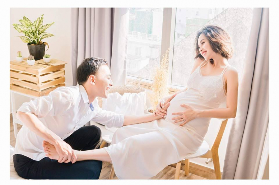 Tú Vi đẹp rạng ngời hạnh phúc khi mang thai