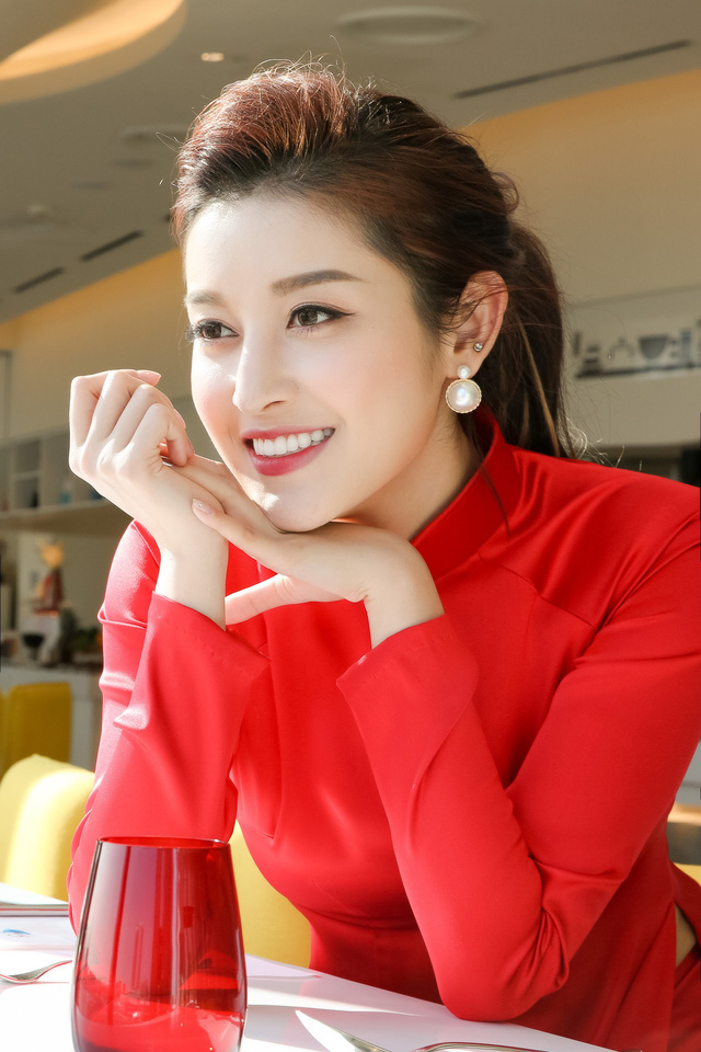 Huyền My nổi bật với tà áo dài đỏ rực.    