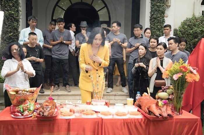 Mới đây, nhiều người bất ngờ khi thấy Hoa hậu Mai Phương Thúy xuất hiện tại trường quay, ngày cúng khai máy phim 