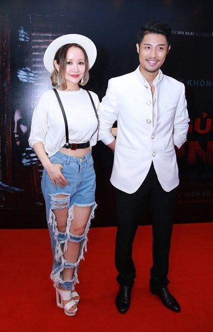 MC Việt Nga cũng từng mặc 1 chiếc quần te tua tới khó hiểu khi tham gia sự kiện.    