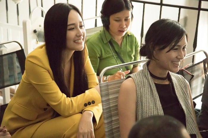 Mai Phương Thúy chăm chú theo dõi đoàn phim trong những ngày bấm máy đầu tiên. Cô dường như rất hào hứng với vai trò nhà đầu tư của bộ phim này.    
