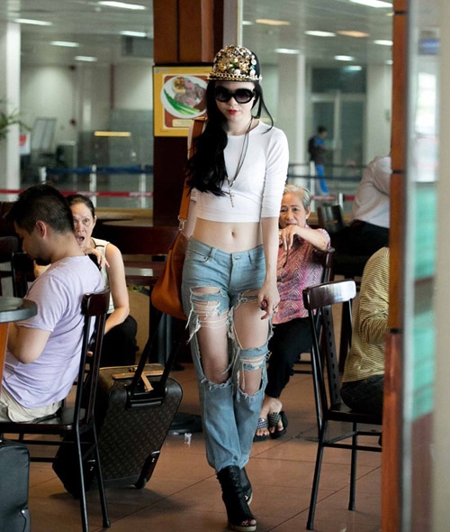 Vũ Hoàng Điệp cũng từng nhận chỉ trích nặng nề vì diện quần jeans không thể rách hơn.    
