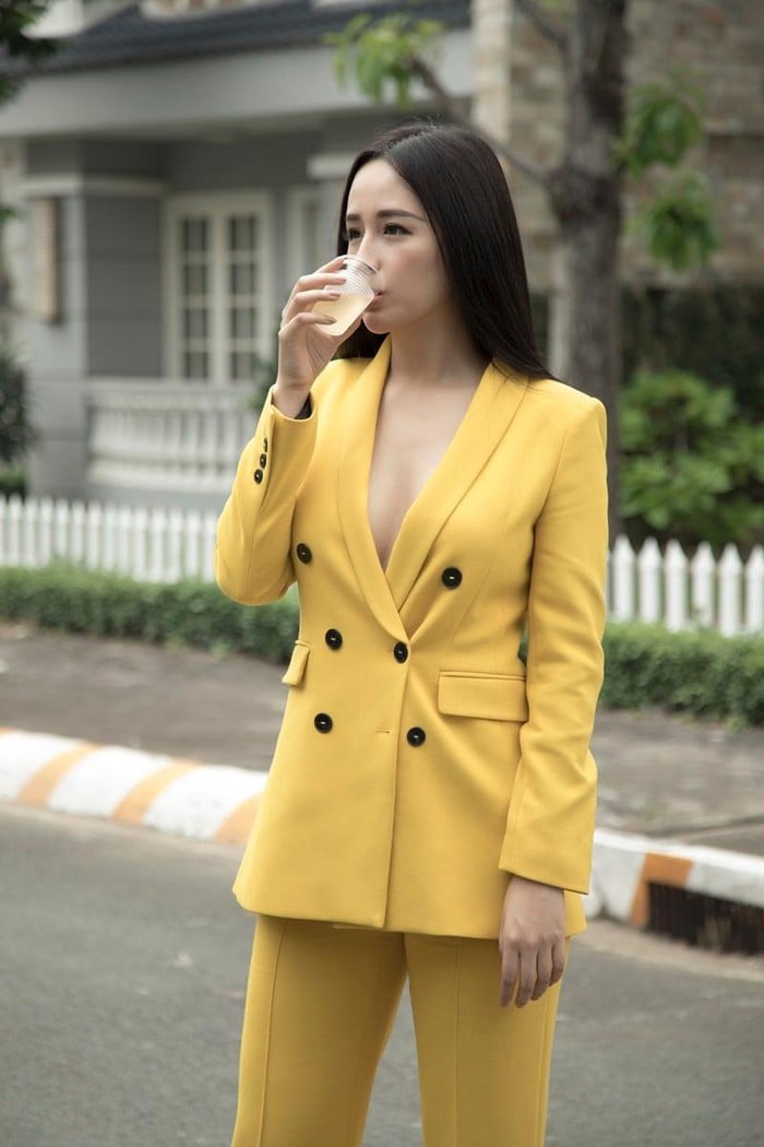 Mai Phương Thúy khéo khoe vòng 1 lấp ló tại phim trường.    