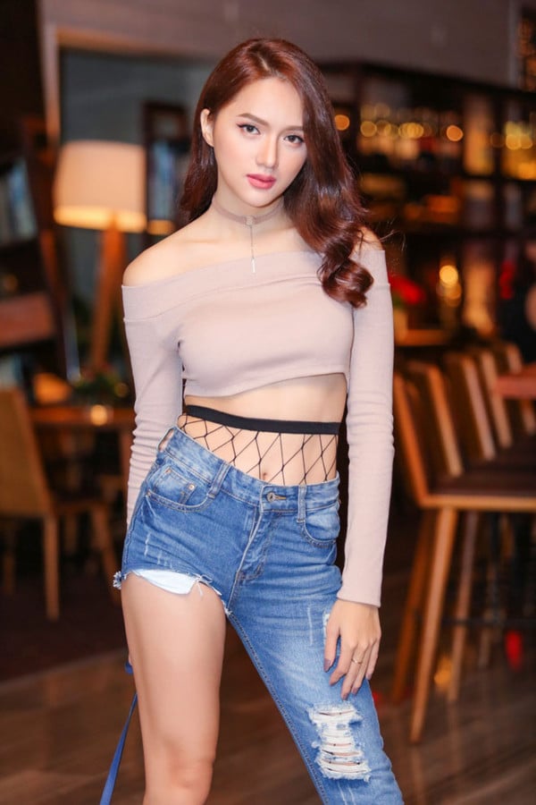 Cô nàng từng có lần gây hoang mang dư luận với chiếc quần “một mất một còn” có phần ống được “cắt cụt” đúng nghĩa. Nổi thì có nổi nhưng để bảo là đẹp thì cần xem lại.  