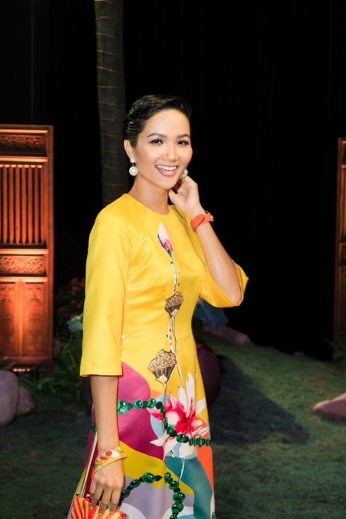 Cùng Shbet123 Link Vào ShBet Mới Nhất tém được đánh keo cẩn thận, Hoa hậu H’Hen Niê tôn vinh được vẻ đẹp cá tính mạnh mẽ nhưng vẫn mềm mại quyến rũ của mình trong bộ áo dài ấn tượng.    