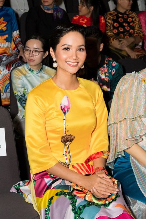 H'Hen Niê nổi bật tại sự kiện.