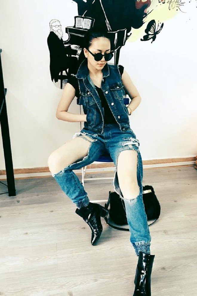 Ca sĩ Thiều Bảo Trang diện mốt cắt khoét quần jeans mạnh tay.    