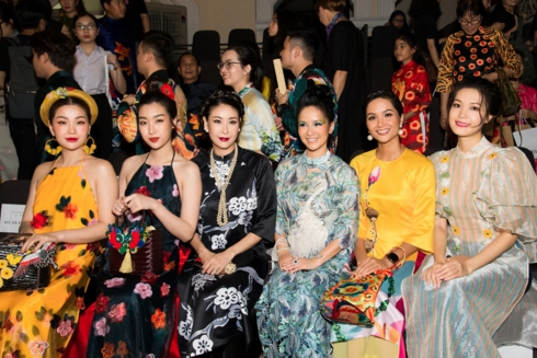  Tham gia sự kiện còn có nhiều người đẹp khác như Hoa hậu Đỗ Mỹ Linh, Hoa hậu Hà Kiều Anh, Hoa hậu Thùy Dung, diva Hồng Nhung, Á hậu Diễm Trang....  