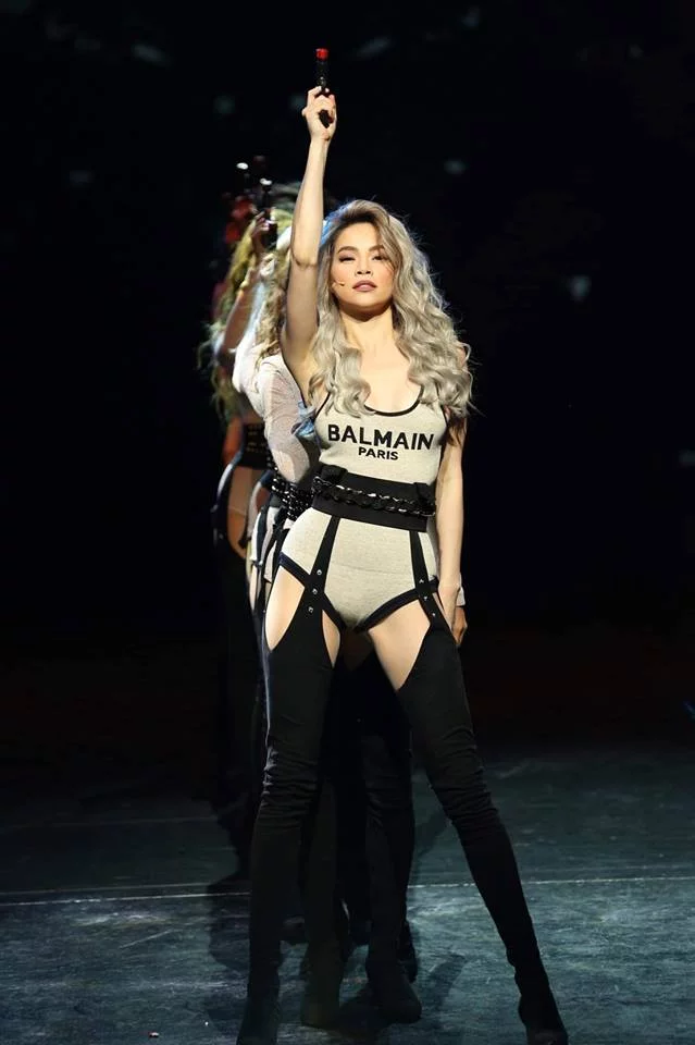 Bên cạnh những lời khen cho vóc dáng sexy của bà mẹ một con thì cũng không ít người khuyên Hồ Ngọc Hà nên kín đáo hơn khi lên sân khấu. Tuy nhiên, không ai có thể phủ nhận rằng giọng ca “Cả một trời thương nhớ” là một trong những ca sĩ đẹp và quyến rũ nhất làng giải trí tại thời điểm này.    