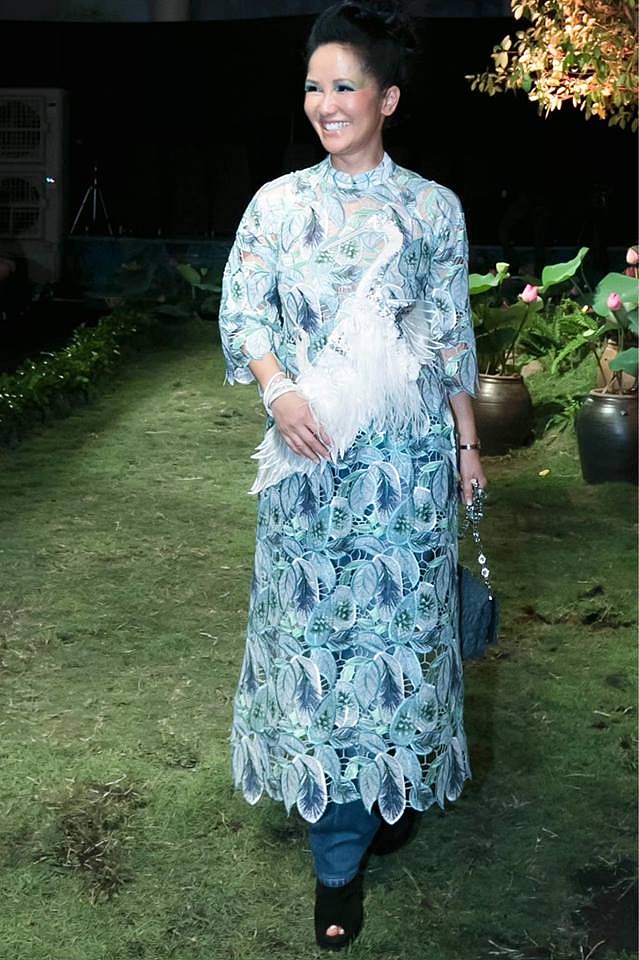 Sau khi nhận nhiều lời động viên từ đồng nghiệp trong chuyện tình cũ, mới đây Diva Hồng Nhung đã phần nào làm khán giả yên tâm khi xuất hiện với diện mạo tươi trẻ tại show thời trang.    Hồng Nhung trang điểm đậm hơn nên có vẻ ngoài sắc sảo, khác lạ hơn so với ngày thường.  