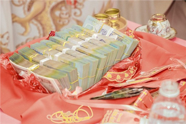 Số tiền mặt gần 1 tỷ đồng được bố mẹ chồng tặng cho đôi trẻ.
