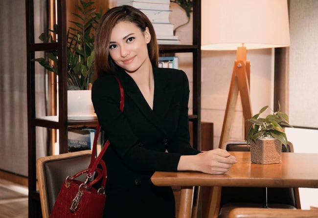 Hồng Quê năng động xinh đẹp khi làm mẹ đơn thân