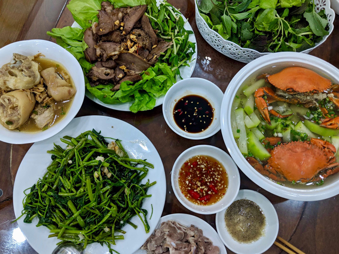 Mỗi ngày anh đều đổi bữa cho vợ