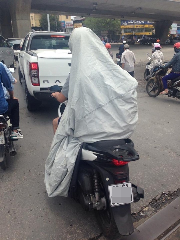 Nắng thế này, che chắn cẩn thận mới không bị đen da.