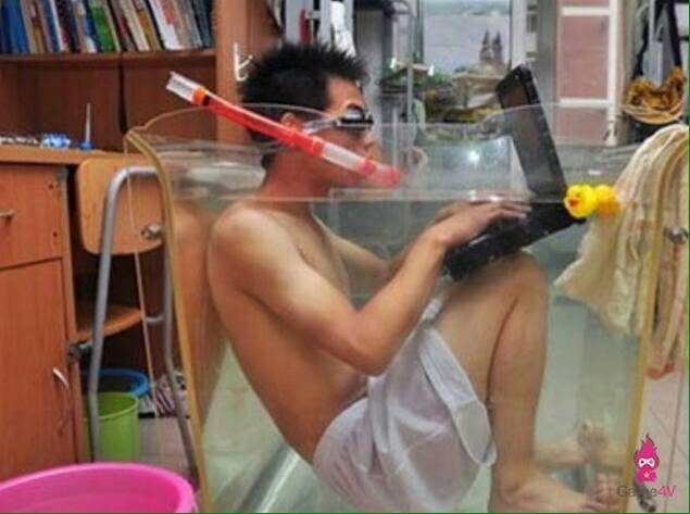 Xem vui thôi, đừng dại dột mà làm theo nhé, hỏng máy lại không ai đền cho đâu!