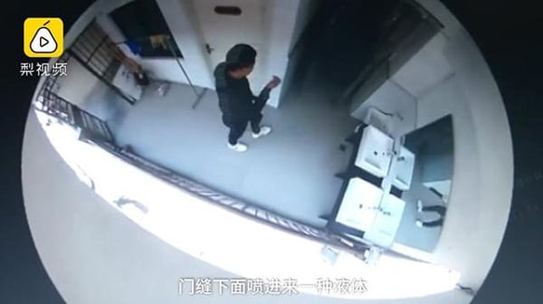 Vào nhà vệ sinh công cộng, cô gái bị yêu râu xanh