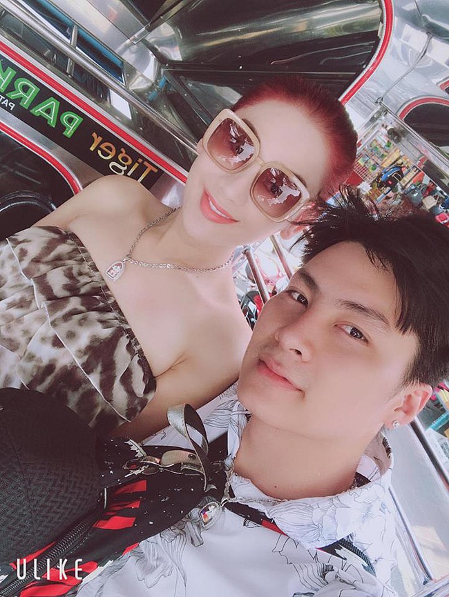 Lâm Khánh Chi giờ đây đã làm mẹ sau khi nhờ mang thai hộ. Cô thường chia sẻ hình ảnh tươi tắn, hạnh phúc bên ông xã và không ngại khoe cả ảnh con.    