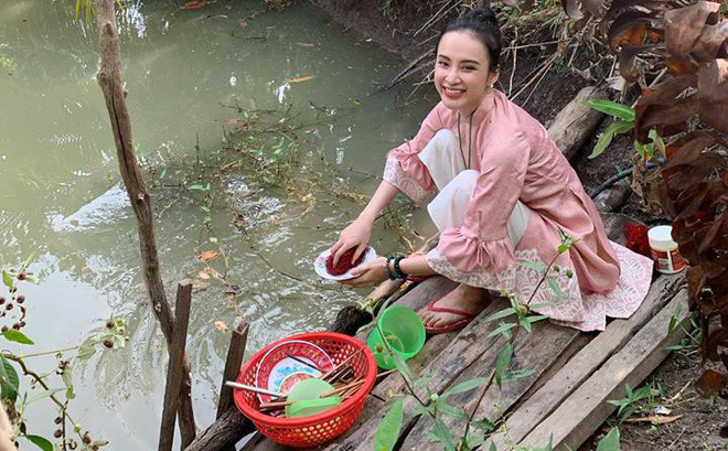 Hình ảnh giản dị nhưng được nhận xét vô cùng xinh đẹp, phù hợp với lứa tuổi của Angela Phương Trinh.    