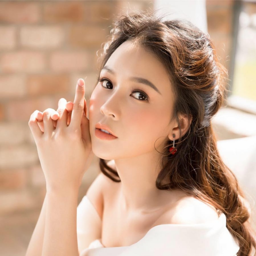 Gần 30 tuổi, nhan sắc ngọt ngào của Sam vẫn khiến người đối diện thổn thức. Gần đây, Sam khẳng định khả năng diễn xuất của mình trong các bộ phim 