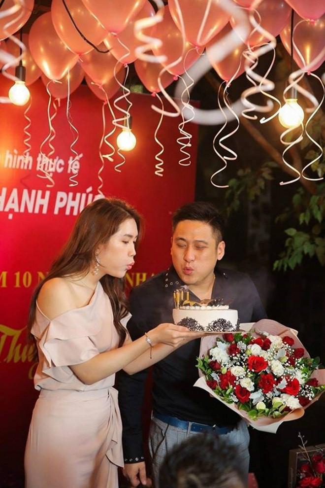 Bữa tiệc diễn ra trong một không gian lãng mạn với sự góp mặt của rất nhiều người thân, bạn bè của Minh Tiệp và bà xã.    