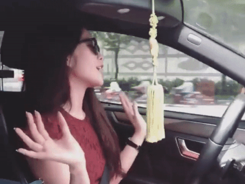Nhìn hành động coi thường luật giao thông của Nam Em, khán giả lo sợ cô sẽ xử lý ra sao khi bất ngờ có tình huống xấu xảy đến    