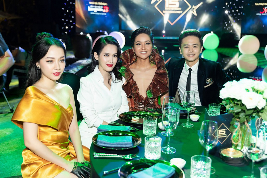 Thế nhưng việc diện lại chiếc váy cũ này trong sự kiện của H’Hen Niê lại mang đến sự thích thú cho mọi người khi chứng kiến sự mới lạ khi chiếc váy cũ đã được chính nhà thiết kế Lưu Ngọc Kim Khanh biến tấu lại.    