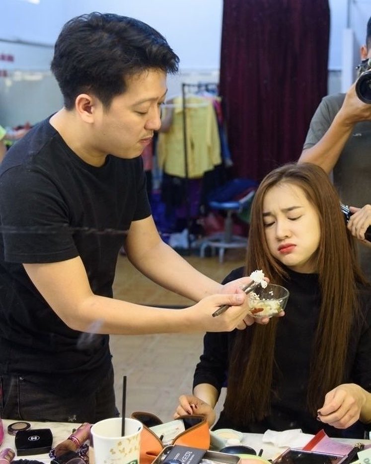 Trường Giang luôn dành những cử chỉ quan tâm, lời nói mật ngọt cho Nhã Phương.