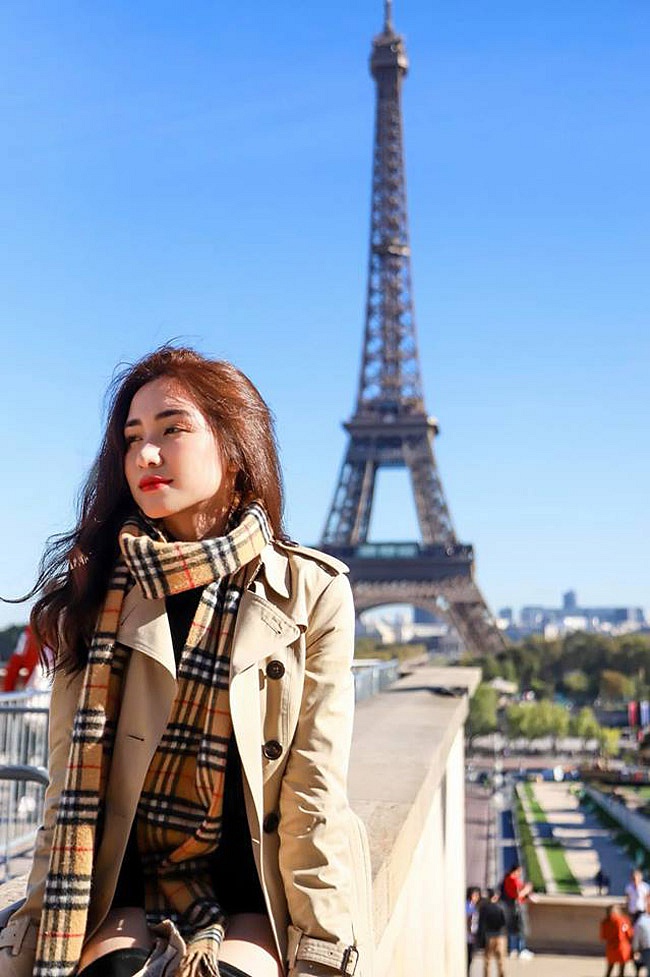 Nữ ca sĩ còn thưởng ngoạn các địa điểm du lịch ở nước ngoài.    
